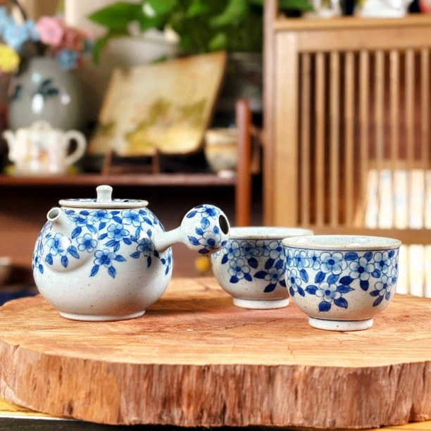 景德镇手绘釉下青花桃花侧把壶