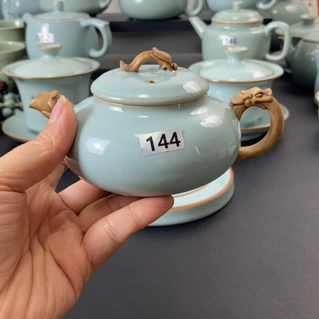 壶二级品天青釉的龙壶