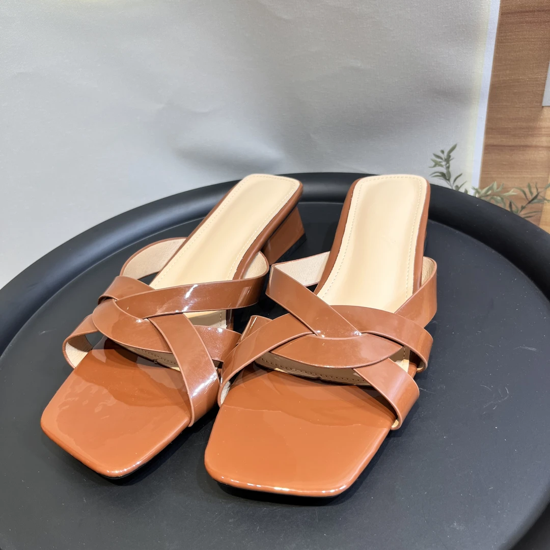 春夏新款 558-40 时尚潮流气质百搭低跟粗跟女士拖鞋凉鞋