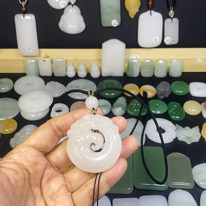 石英质玉（金丝玉）未镶嵌颈饰