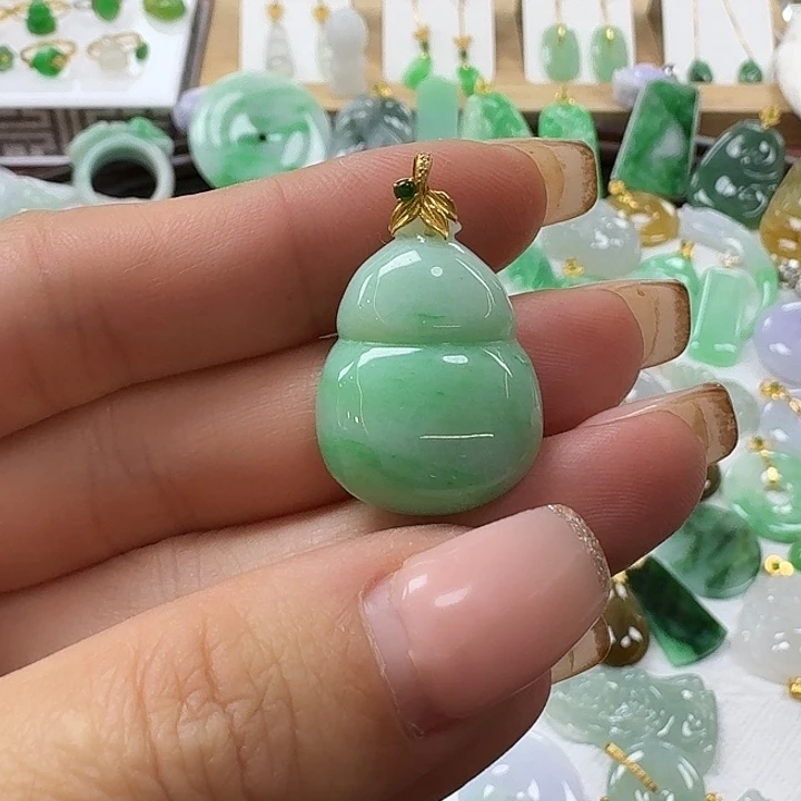 翡翠未镶嵌颈饰飘绿葫芦