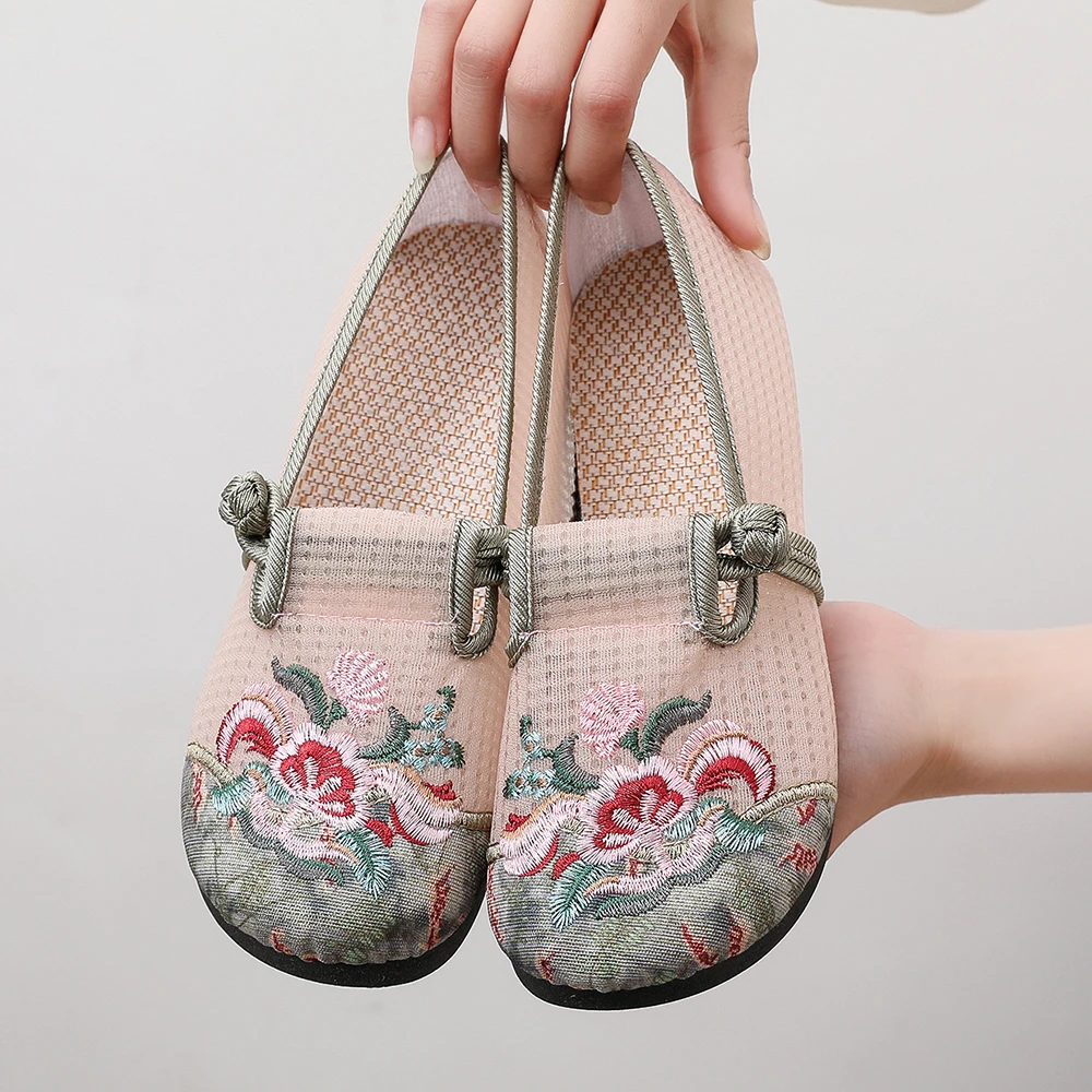 国风绣花鞋一脚蹬夏季网面透气女鞋软底中老年妈妈平底老北京布鞋