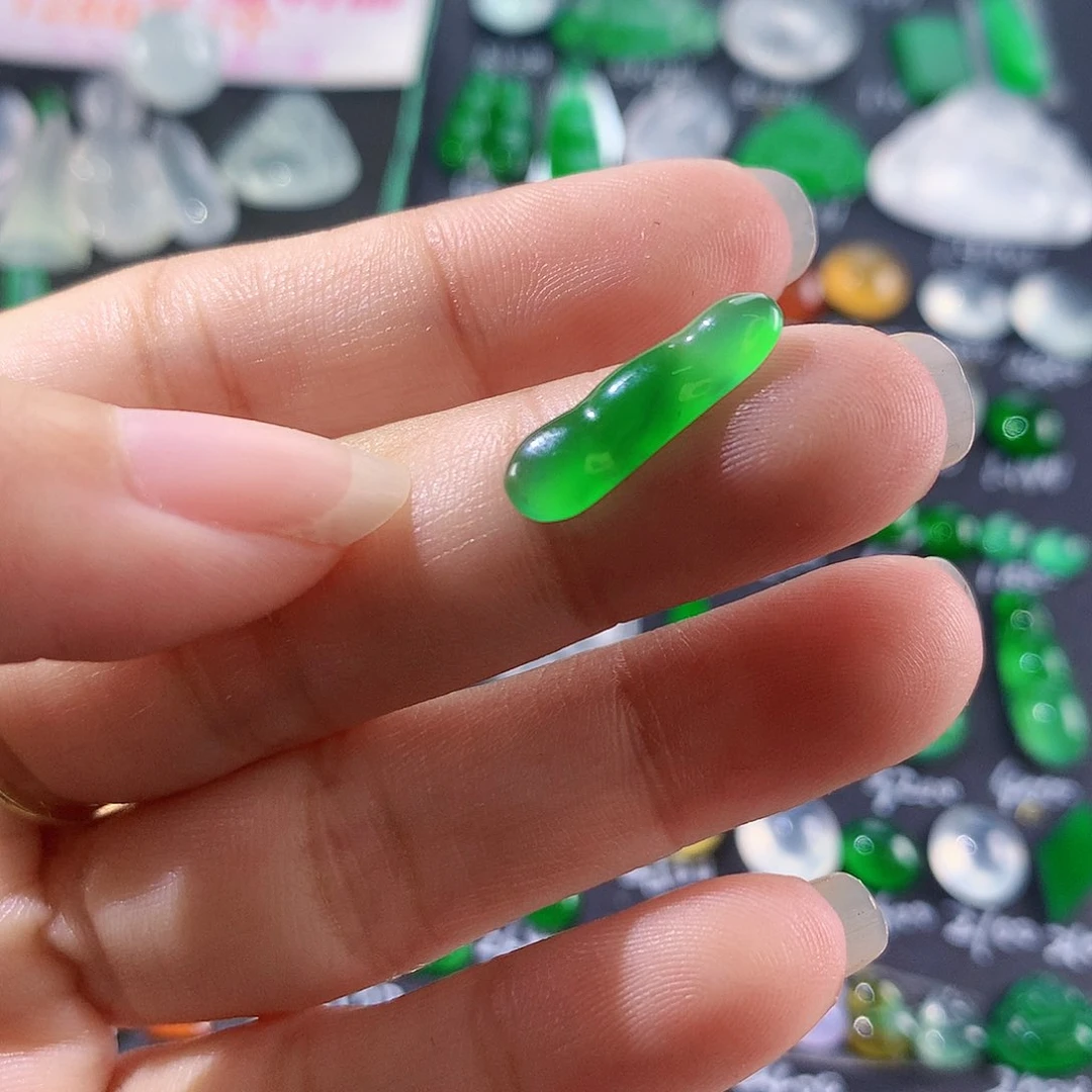 【闪购商品】翡翠颈饰未镶嵌绿豆子