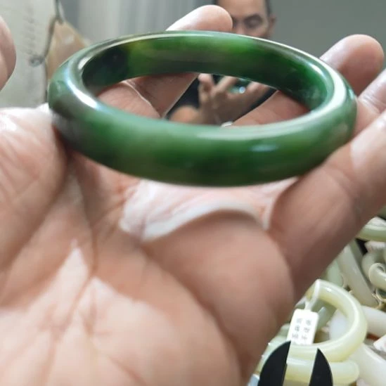 老***邵和田玉未镶嵌手镯