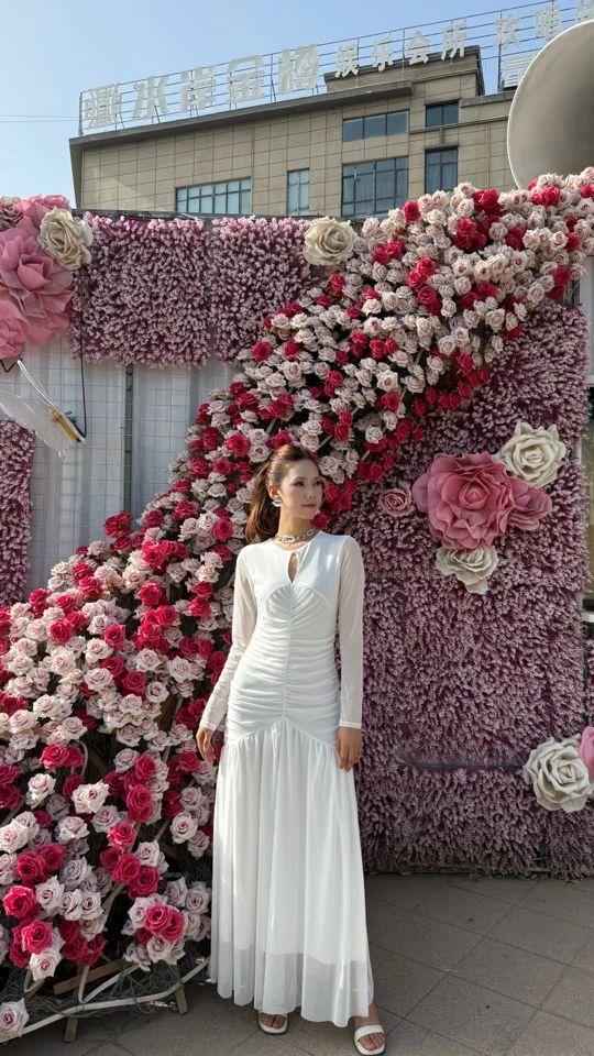 新款法式蕾丝优雅高级感收腰修身长袖长款连衣裙显气质显高复古