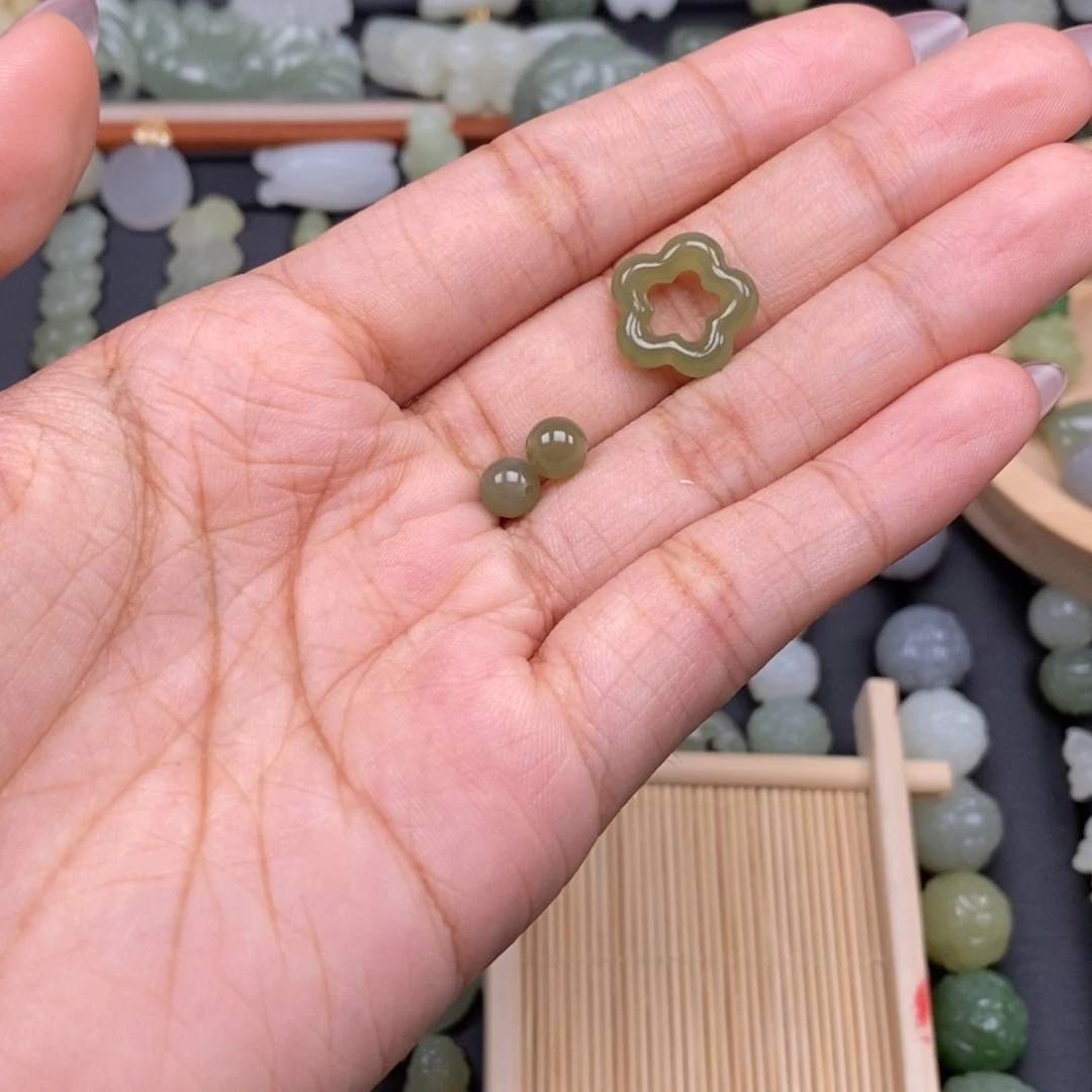 小***C颈饰未镶嵌和田玉