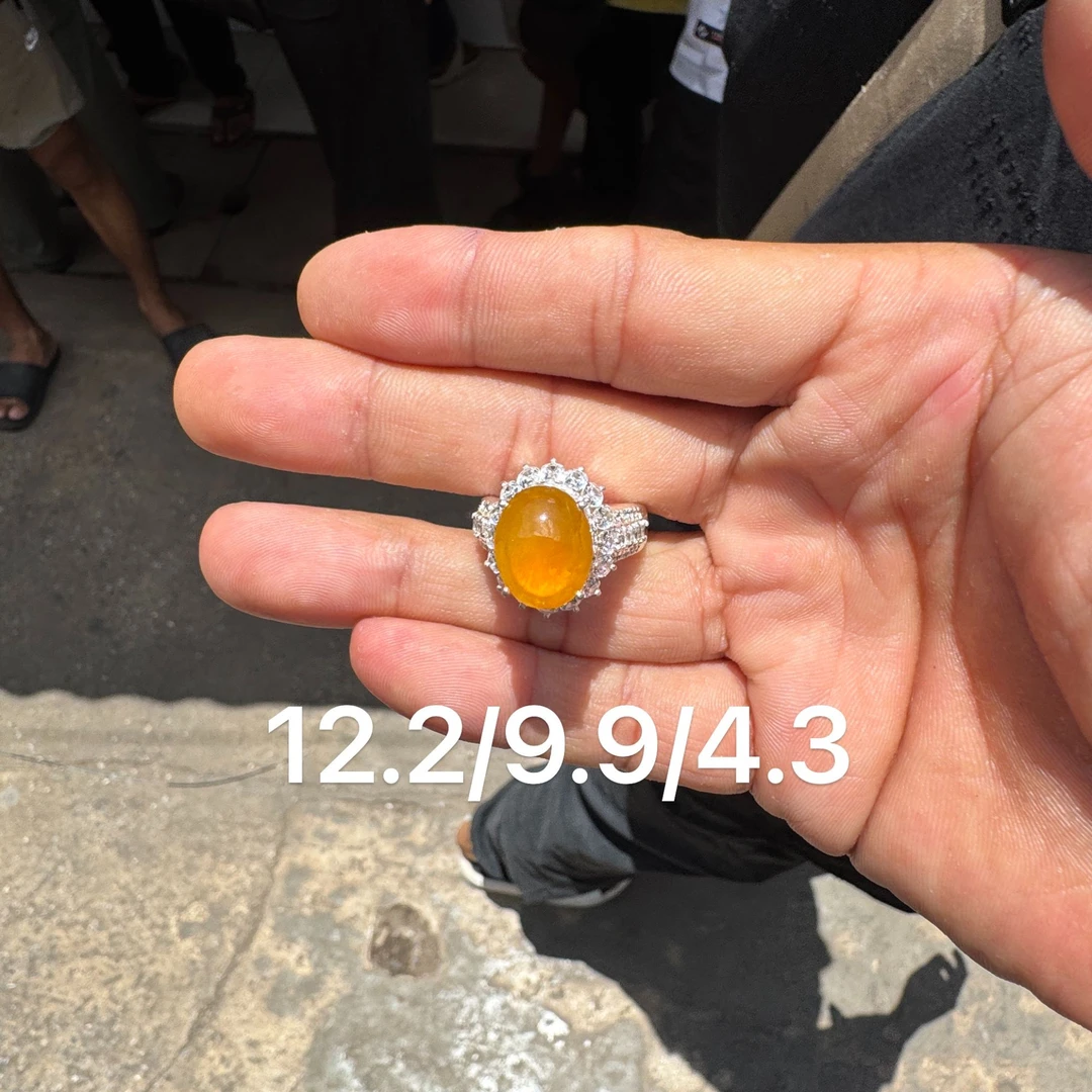 0701(小哪吒在源头)冰种翡翠黄翡戒面干净肉细杠味荧光足M100