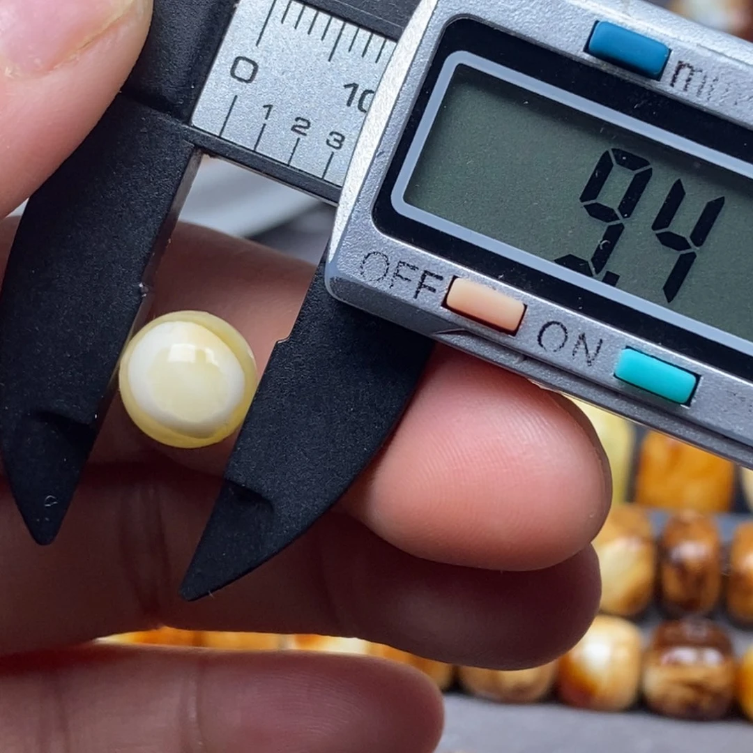 裸石琥珀未镶嵌圆珠