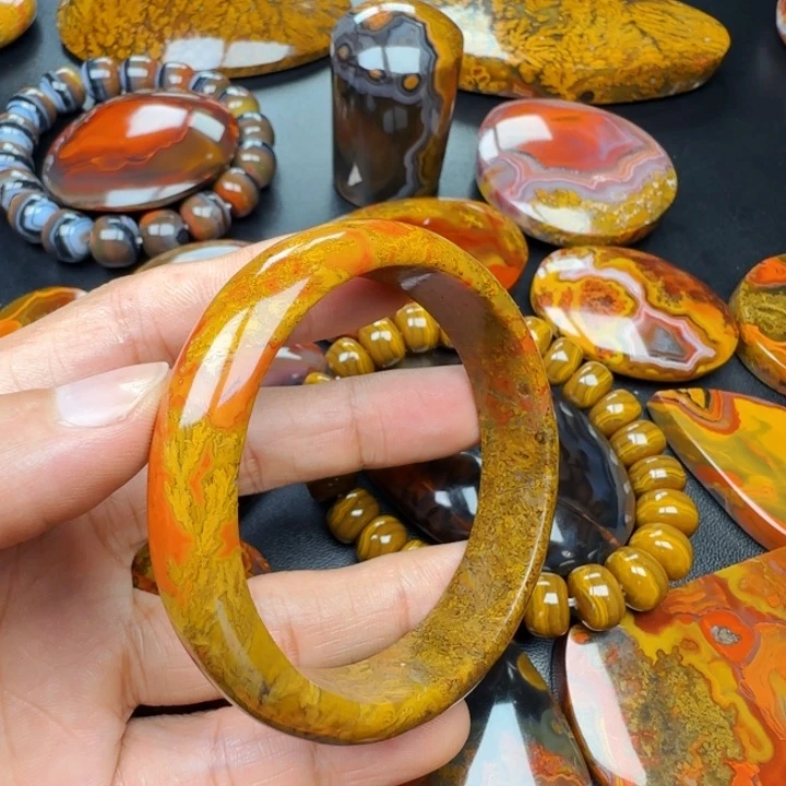 繁***，未镶嵌玛瑙/玉髓珠宝奇石