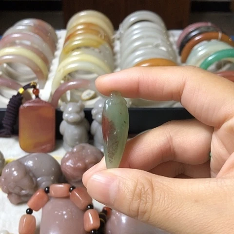 颈饰未镶嵌石英质玉