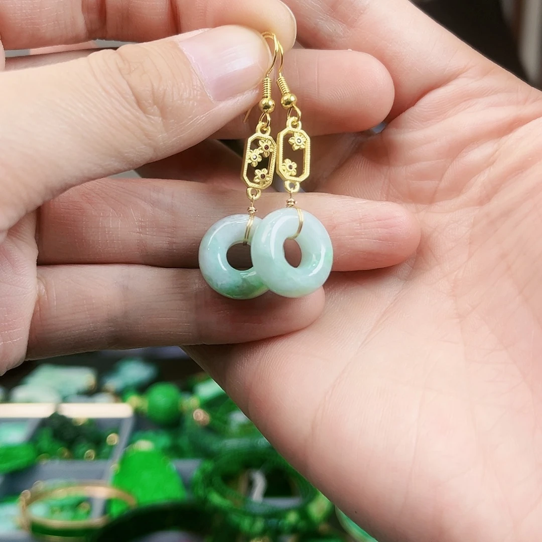 翡翠颈饰未镶嵌耳饰