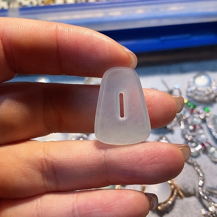 翡翠颈饰未镶嵌吊坠