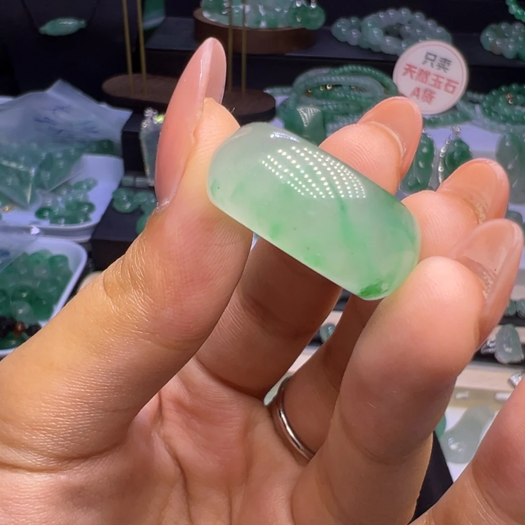 腊***月颈饰未镶嵌石英质玉（非洲翠）