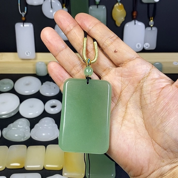 石英质玉（金丝玉）未镶嵌颈饰