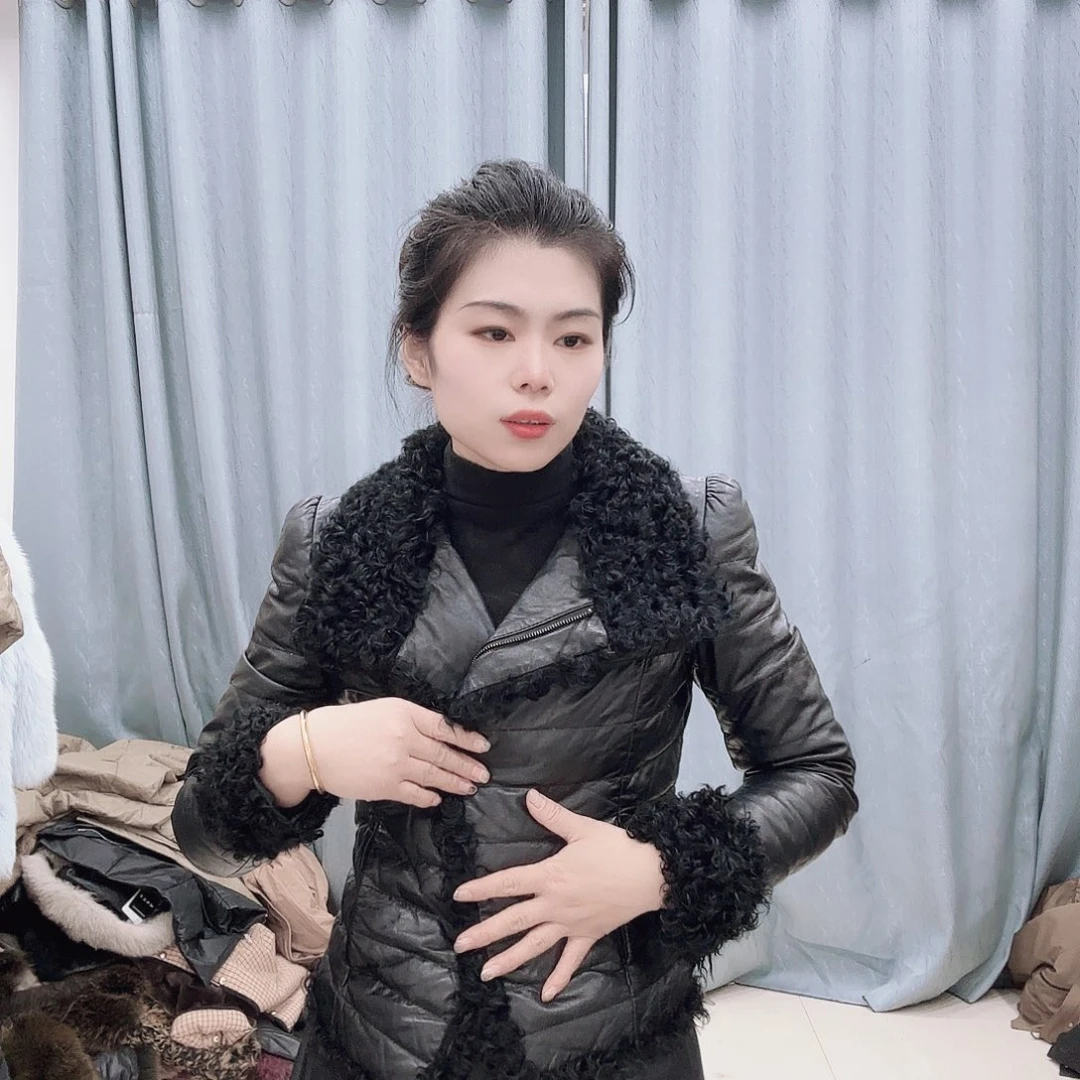 皮草搭配黑色西装