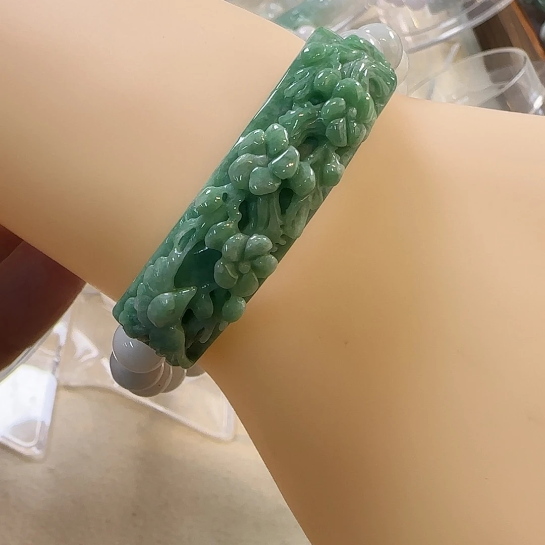 翡翠未镶嵌颈饰手牌