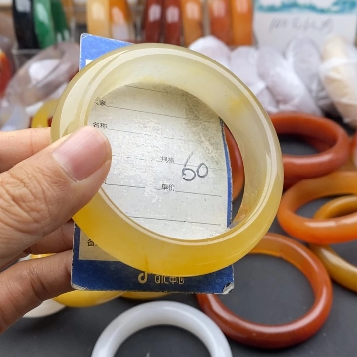 未镶嵌手镯石英质玉