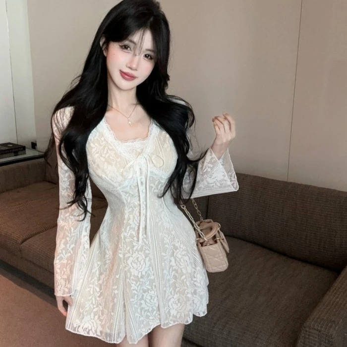 纯欲性感长袖连衣裙女秋冬甜美收腰显瘦A字裙设计感蕾丝拼接裙子