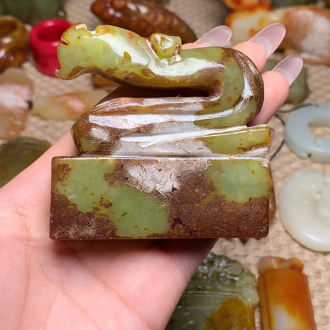 蛇纹石玉未镶嵌颈饰