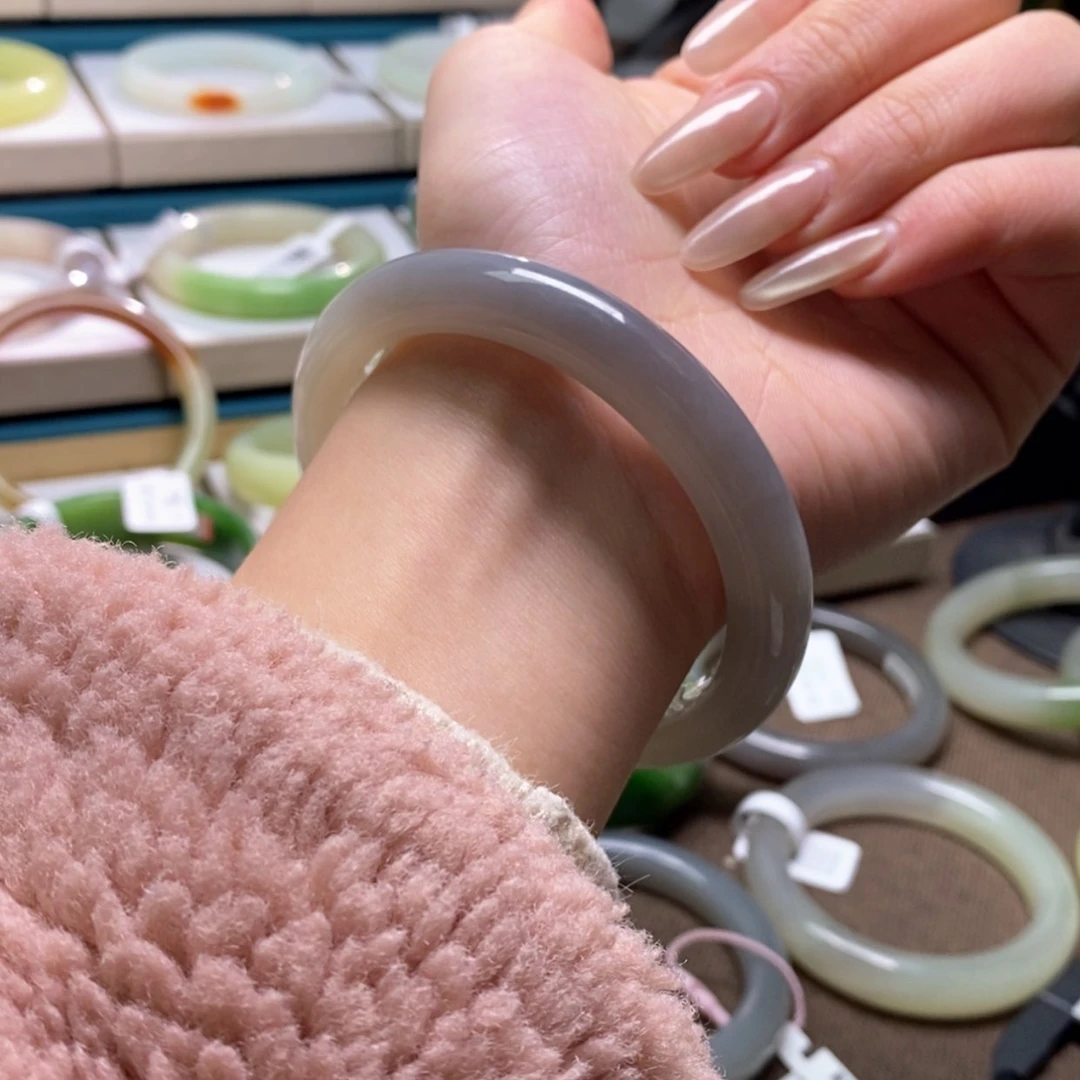 【闪购商品】和田玉手镯未镶嵌霸***馨