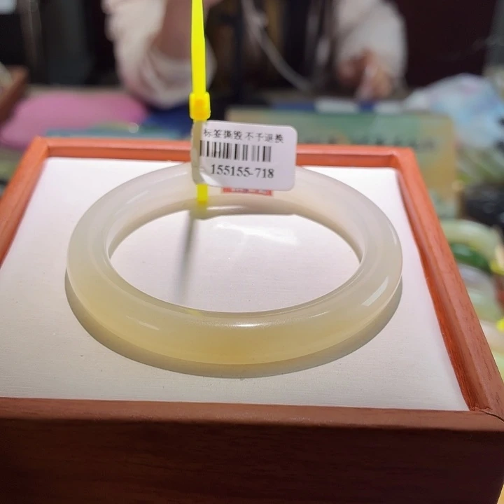 和田玉未镶嵌手镯粉白双色 53.0。54