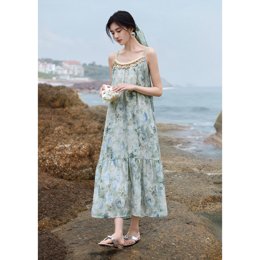 XWI/欣未【里费小岛】2025夏款度假风领边贝壳设计飘逸感连衣裙A007