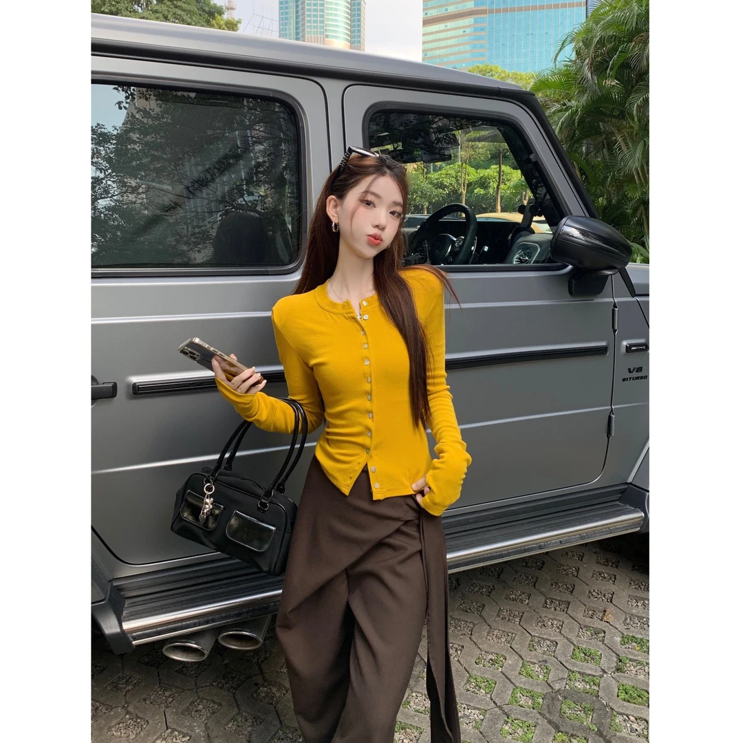 美式单排扣圆领T恤女春2025新款辣妹修身长袖打底衫显瘦弹力上衣