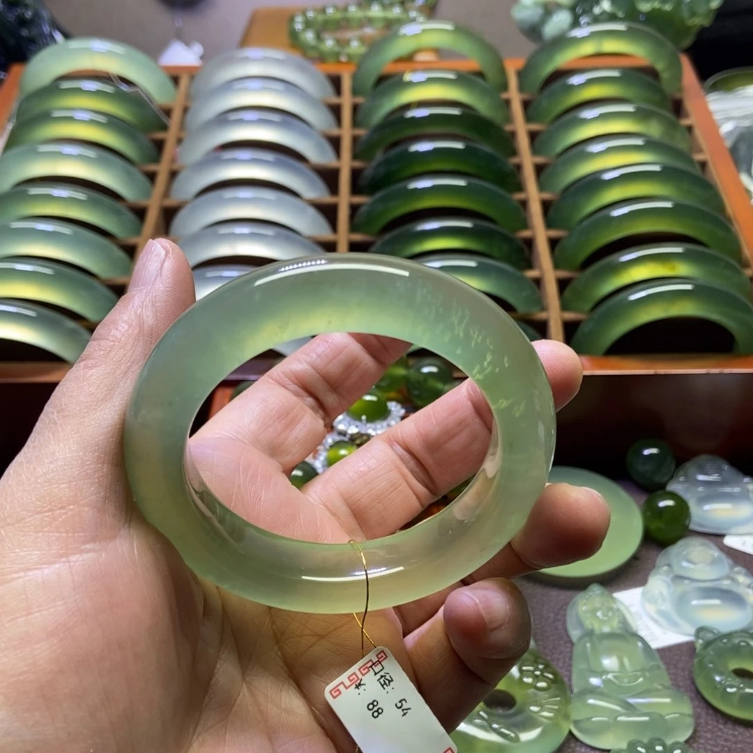 蛇纹石玉未镶嵌手镯
