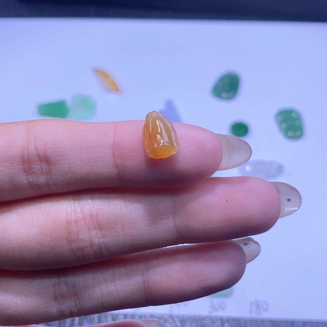 翡翠未镶嵌颈饰莲蓬