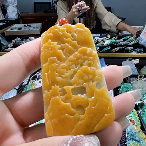 翡翠未镶嵌颈饰一个