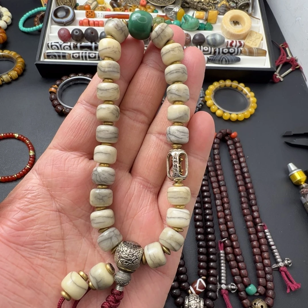 泥塑藏区驼手持。