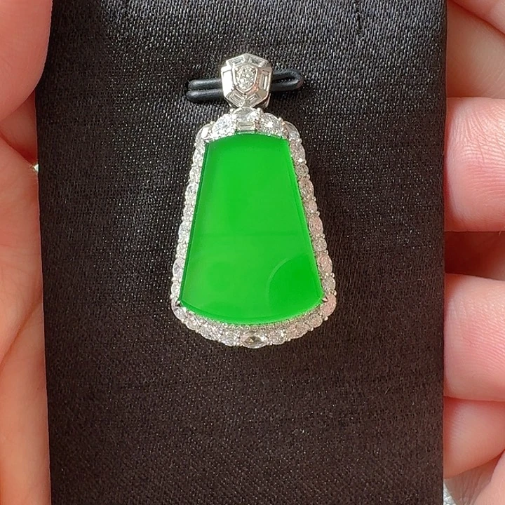 翡翠18K金镶嵌颈饰吊坠