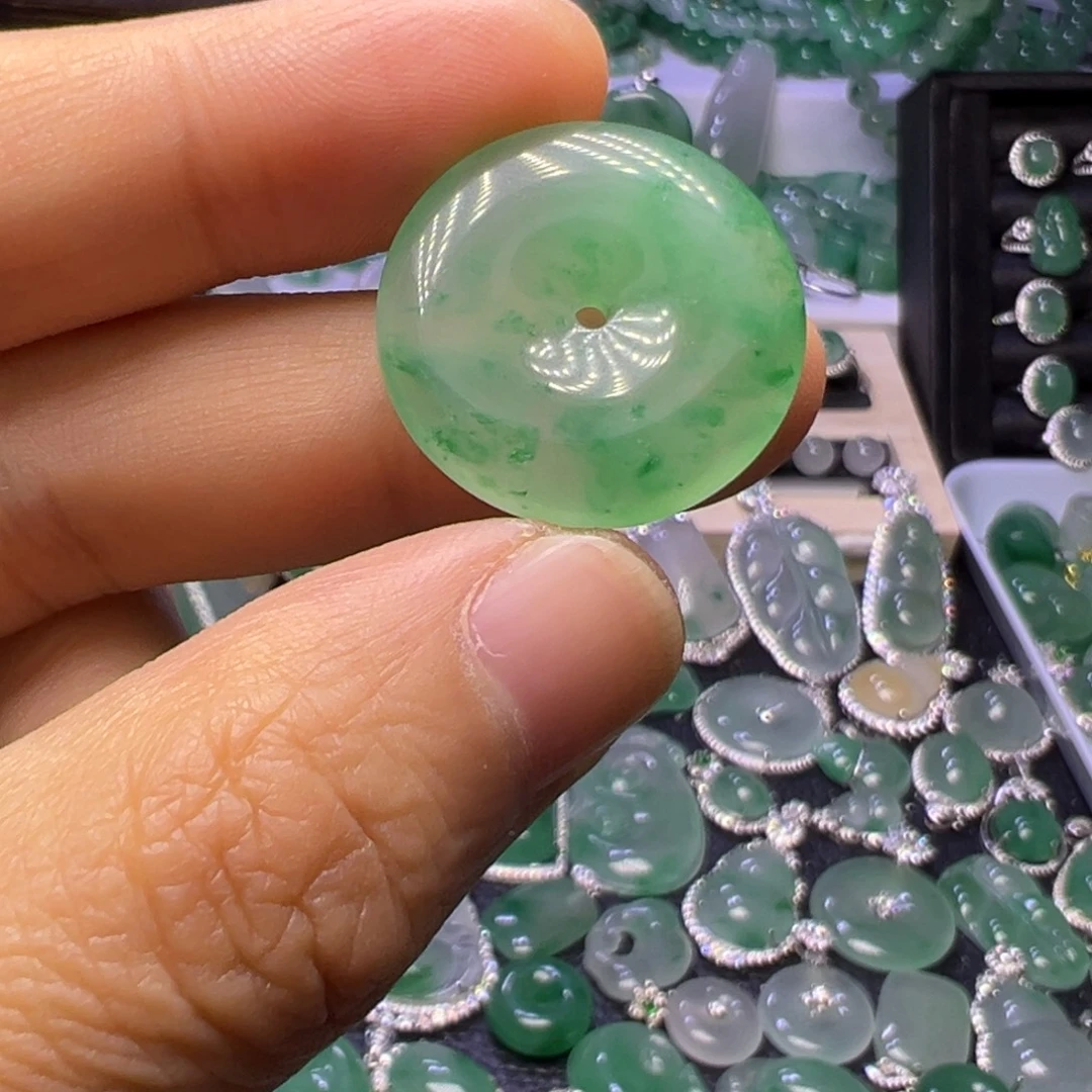 石英质玉（非洲翠）未镶嵌颈饰