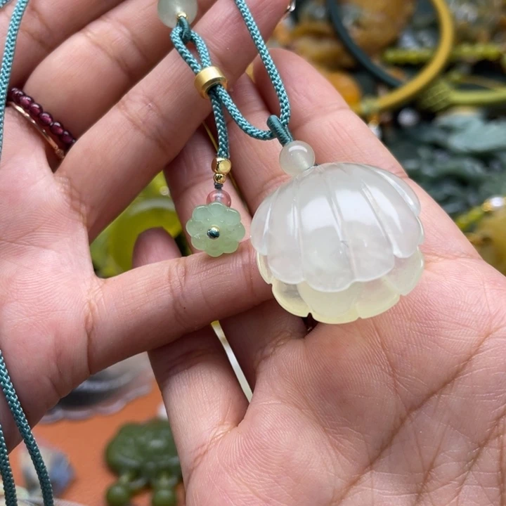 蛇纹石玉未镶嵌吊坠