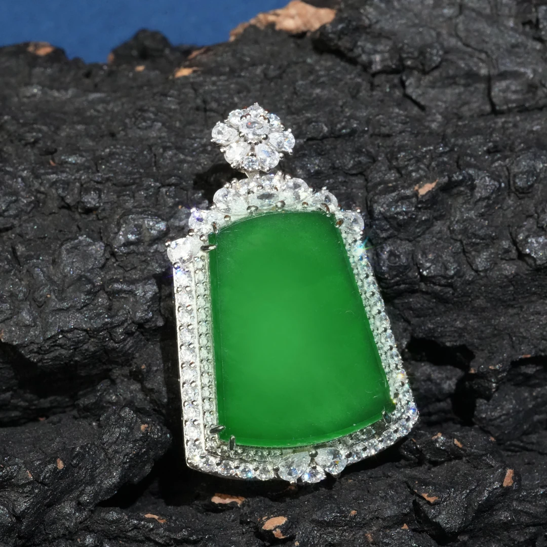 天然A货翡翠无事牌吊坠多样性发气质时尚精美百搭轻奢镶嵌满钻美