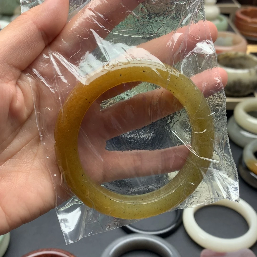 夏***呀石英质玉（佘太翠）手镯未镶嵌