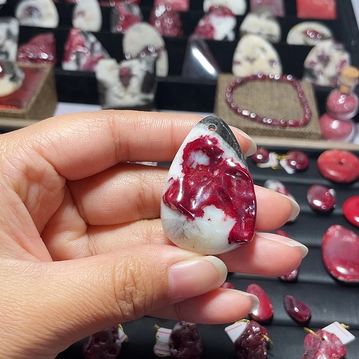 天然辰砂原石晶体吊坠