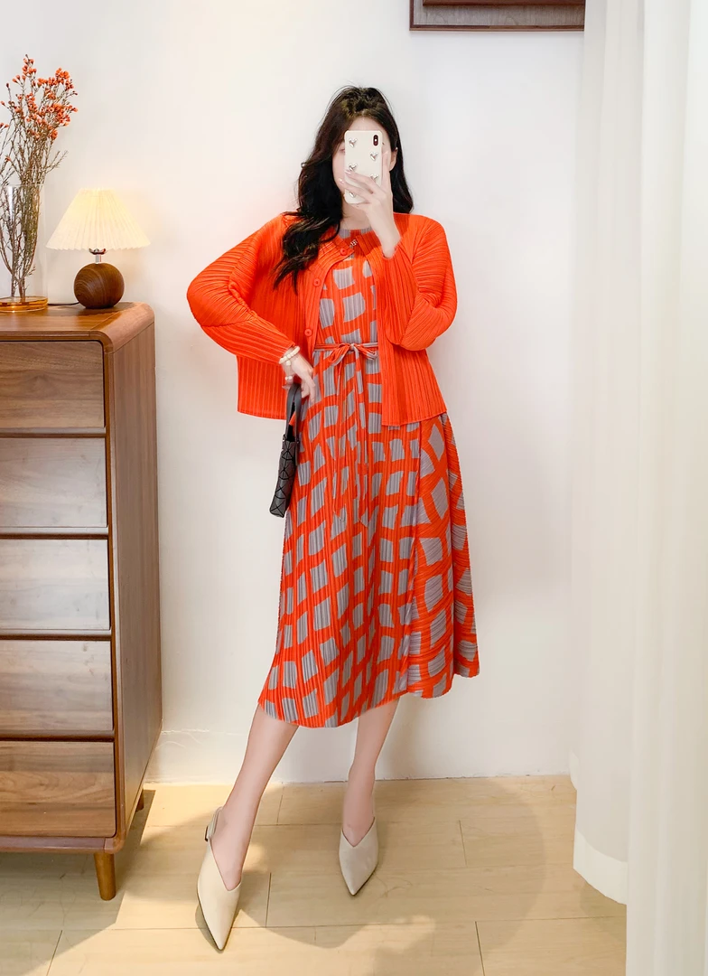 2025V领褶皱吊带裙连衣裙性感百搭复古沙滩裙显瘦设计师长款女装