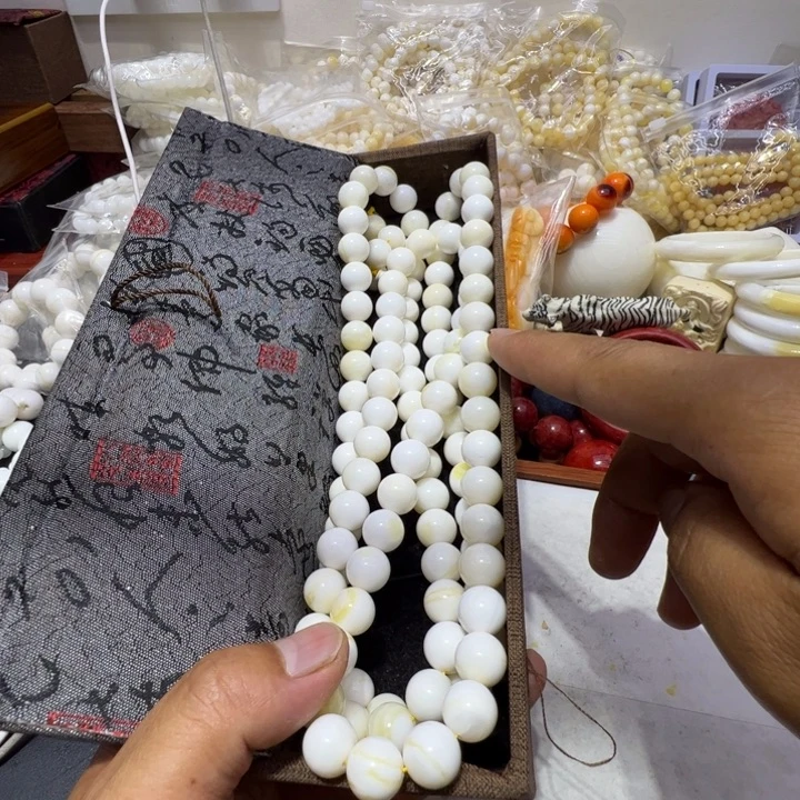 大果紫檀（缅甸花梨）1.2成108颗带黄全品弟子珠款布礼盒