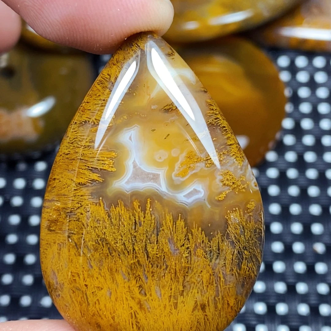 未镶嵌颈饰玛瑙/玉髓会****?
