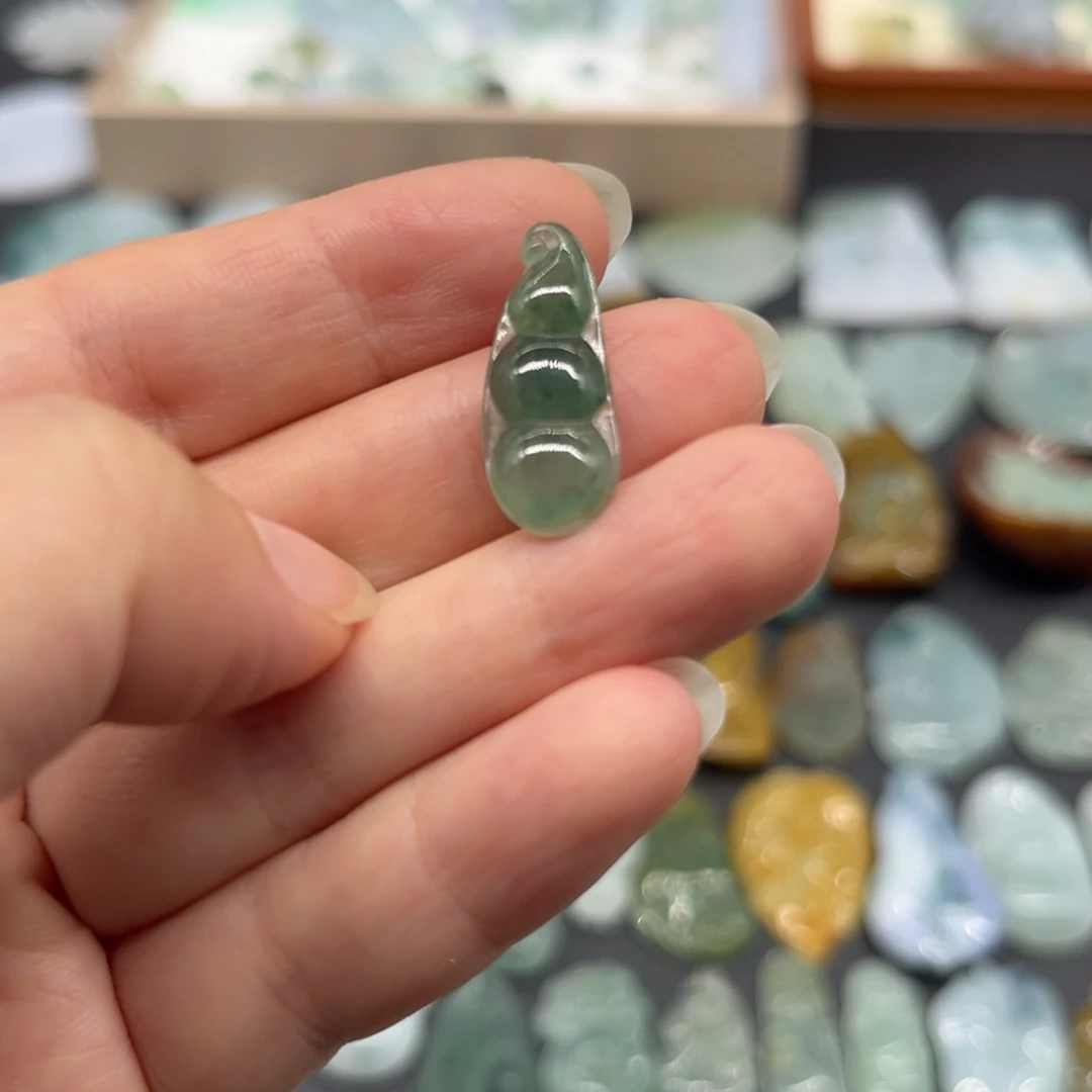 翡翠未镶嵌颈饰福豆