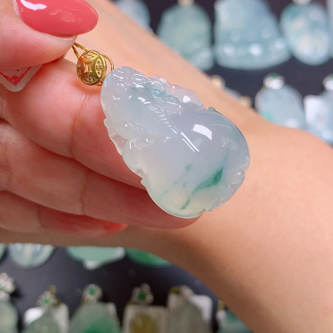 颈饰18K金镶嵌翡翠貔貅