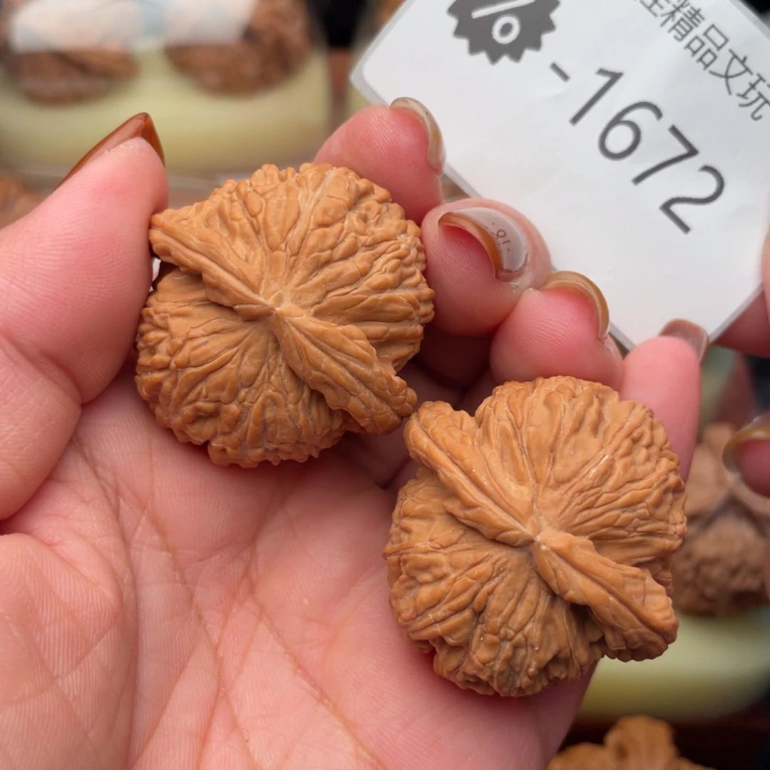 文玩核桃把件38红皮白狮子