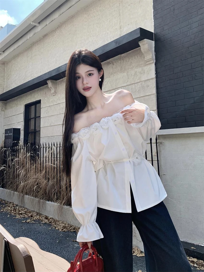 白色春装法式甜美花朵装饰一字肩白衬衫女长袖气质宽松时尚上衣潮