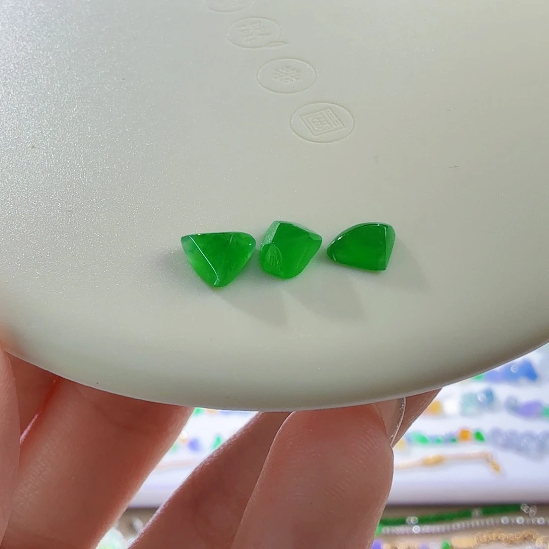 翡翠未镶嵌颈饰一套