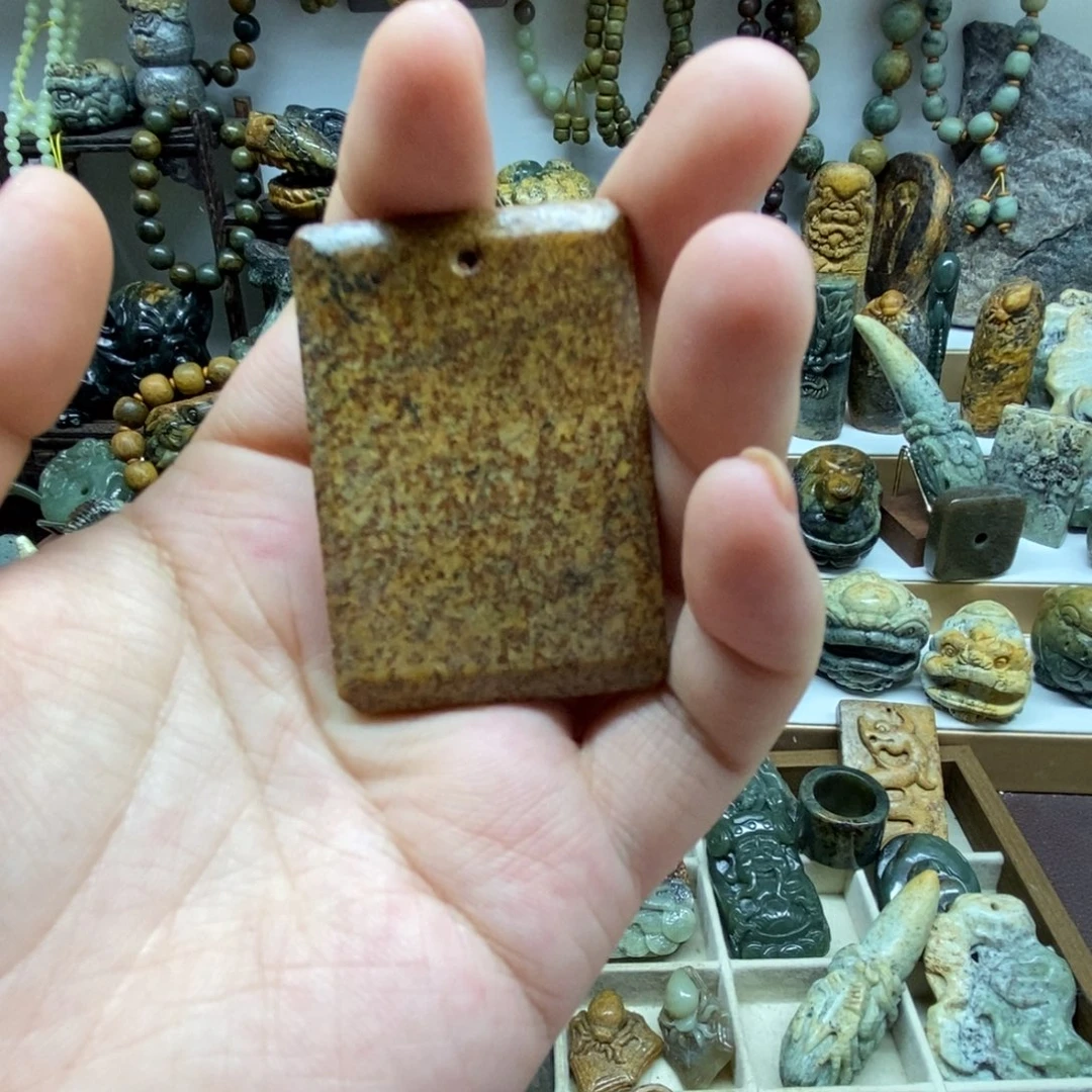 未镶嵌岫岩河磨玉（透闪石质玉）把件