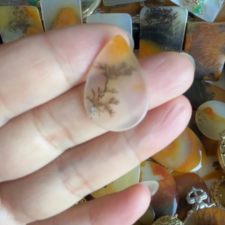 石英质玉（黄龙玉）合金颈饰