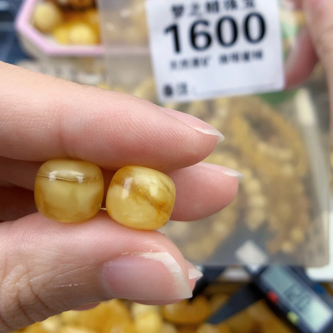 王***豆未镶嵌琥珀裸石10
