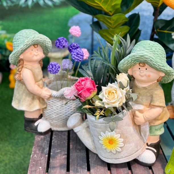 创意可爱男孩女孩箩筐花盆摆件户外阳台庭院装饰造景布置