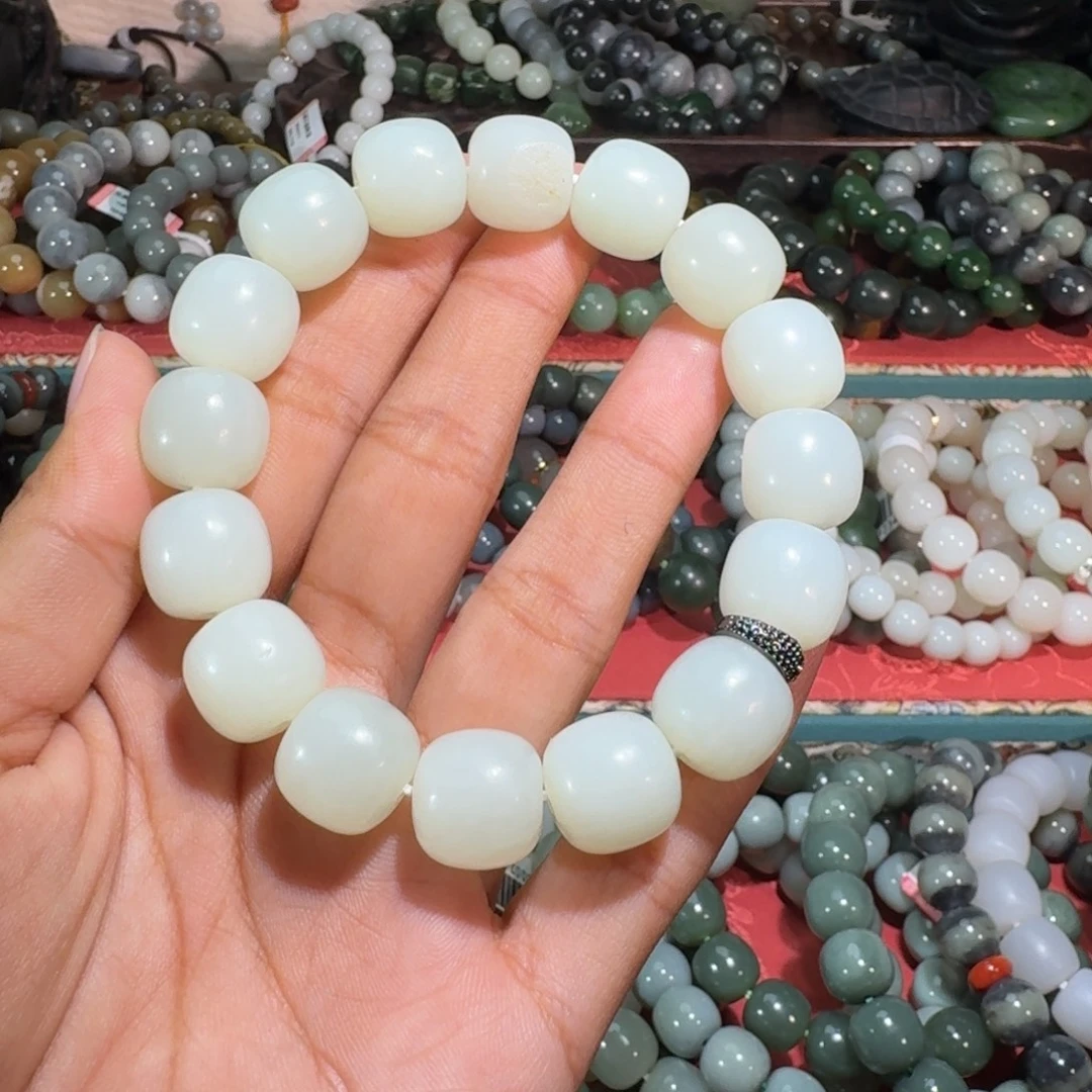 郑***博和田玉未镶嵌手链